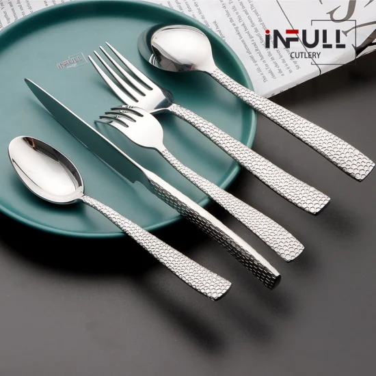 Set di posate in acciaio inossidabile dal design unico con manico, set da 4 pezzi, coltello da tavola, forchetta, cucchiaio e cucchiaino da tè, tavolo da cucina in argento